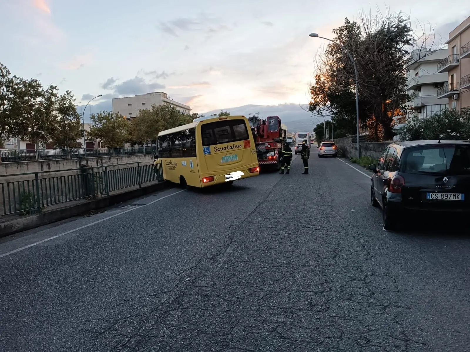 Incidente a Reggio Calabria, scuolabus perde il controllo sul Calopinace