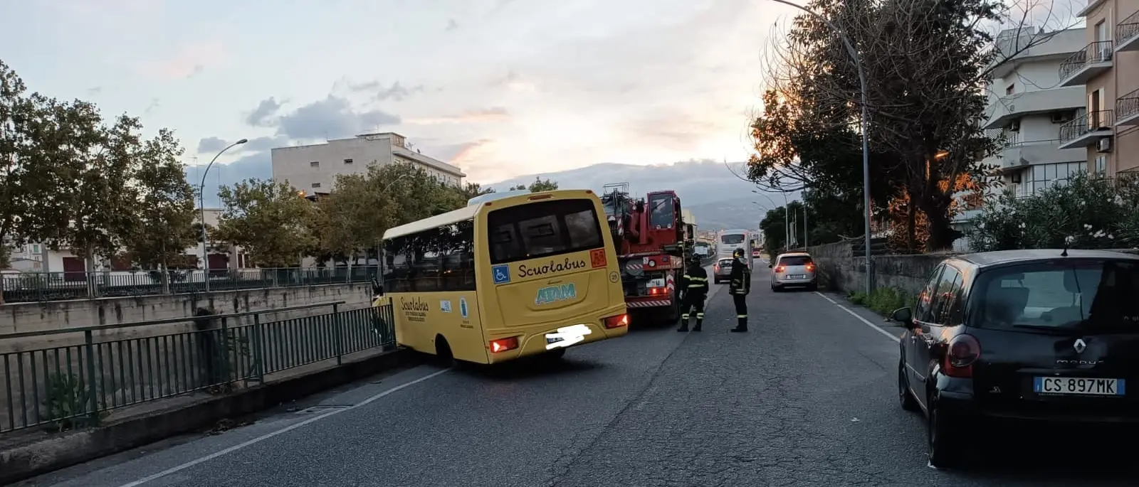 Incidente a Reggio Calabria, scuolabus perde il controllo sul Calopinace