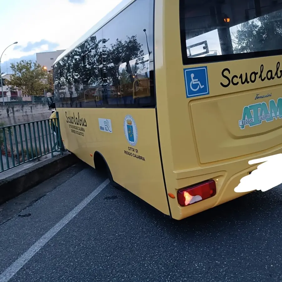 Incidente scuolabus a Reggio, Atam: «L’autista ha avuto un malore»