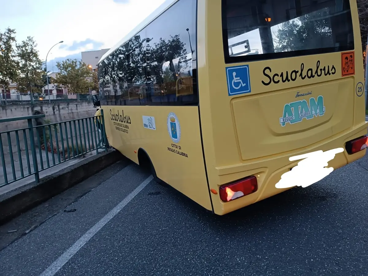 Incidente scuolabus a Reggio, Atam: «L’autista ha avuto un malore»
