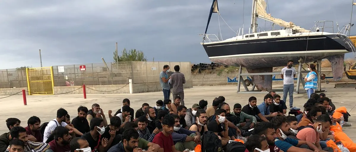 Migranti, nuovo sbarco a Roccella Jonica: soccorsi in 60 su una barca a vela