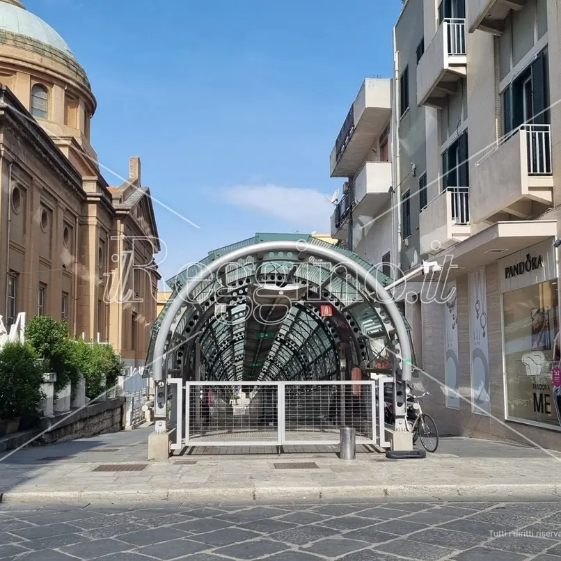 Tapis roulant a Reggio, scandalo senza fine: aperto ma solo a metà