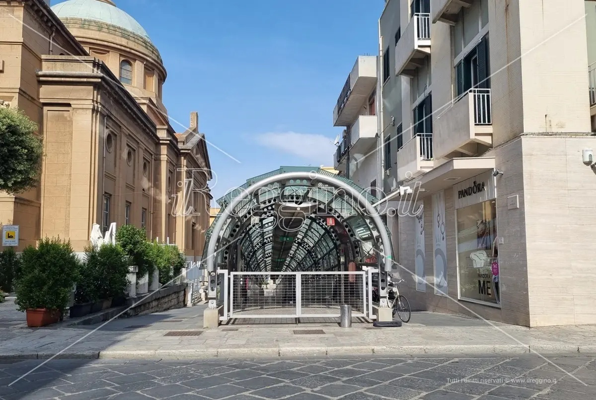 Tapis roulant a Reggio, scandalo senza fine: aperto ma solo a metà