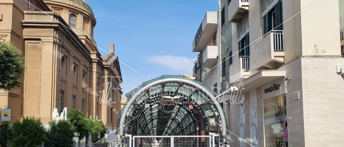 Tapis roulant a Reggio, scandalo senza fine: aperto ma solo a metà