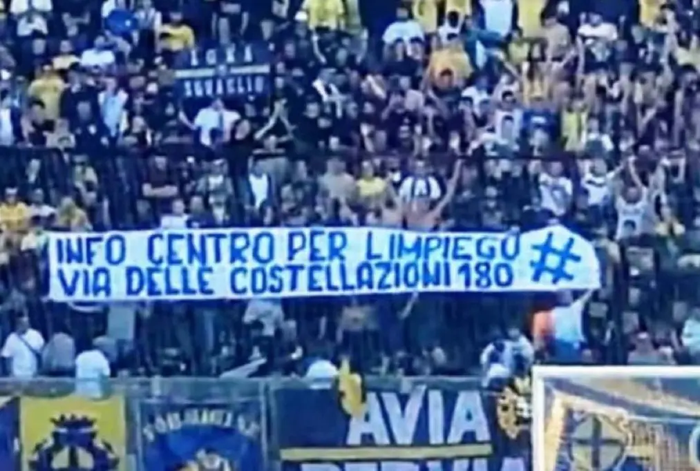 Modena-Reggina, è polemica su due striscioni dei tifosi emiliani