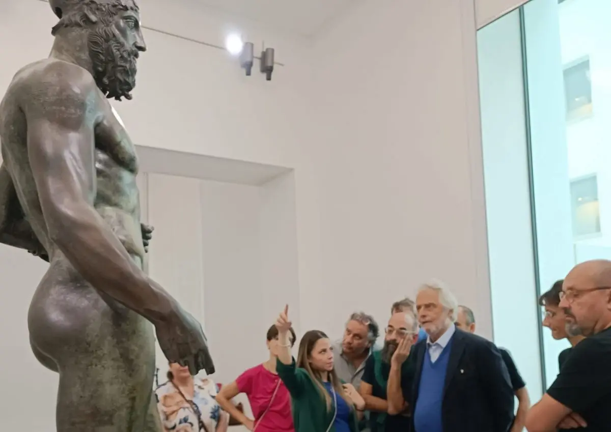 Il Premio Oscar Nicola Piovani in visita ai Bronzi di Riace: «Due meraviglie da contemplare»