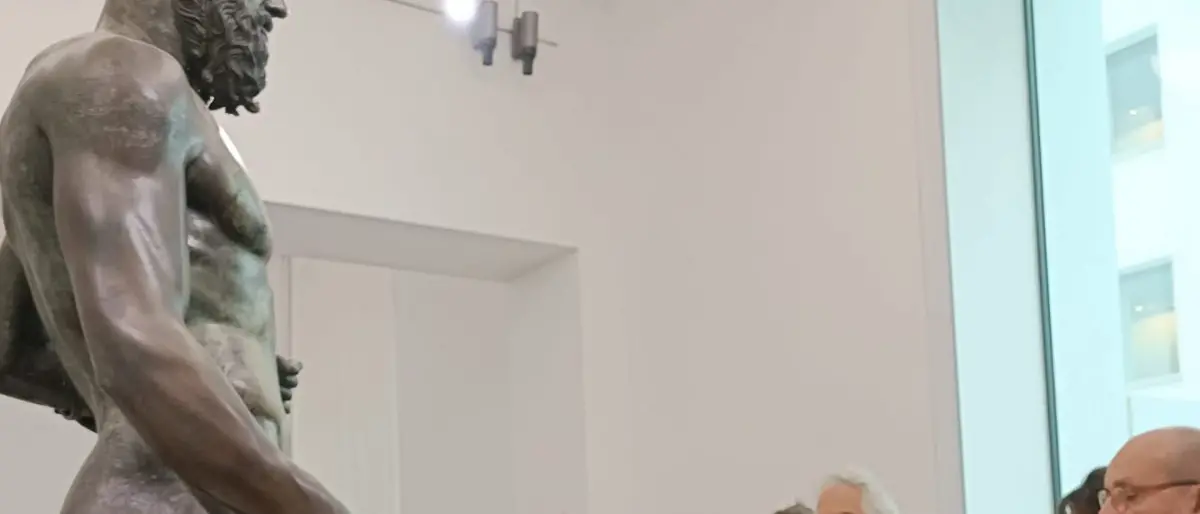 Il Premio Oscar Nicola Piovani in visita ai Bronzi di Riace: «Due meraviglie da contemplare»