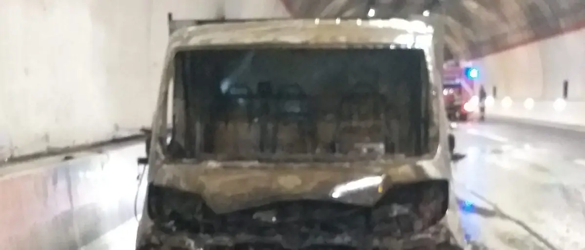 A fuoco un tir nella galleria tra Palmi e Bagnara: traffico bloccato