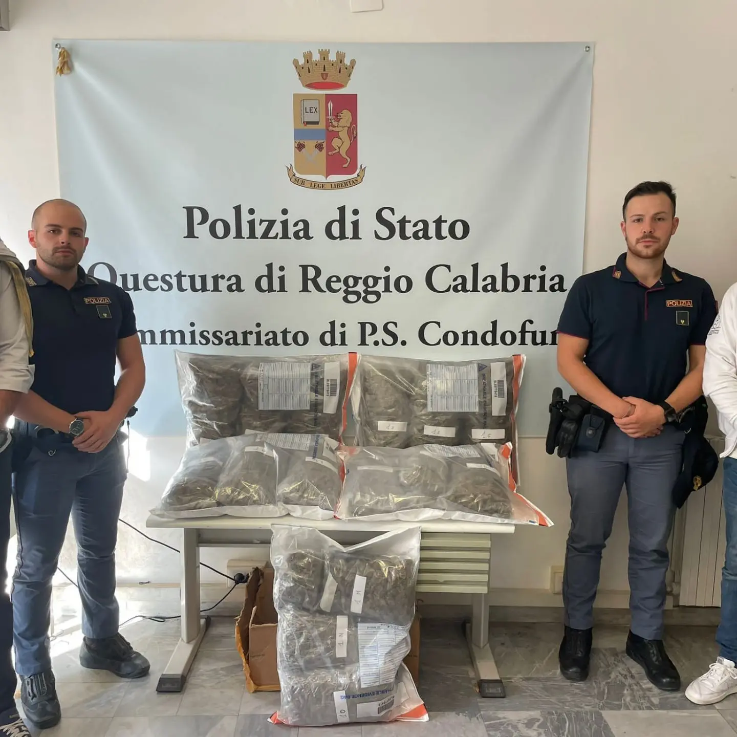 Bova Marina, sorpresi in auto con 15 chili di marijuana: due arresti