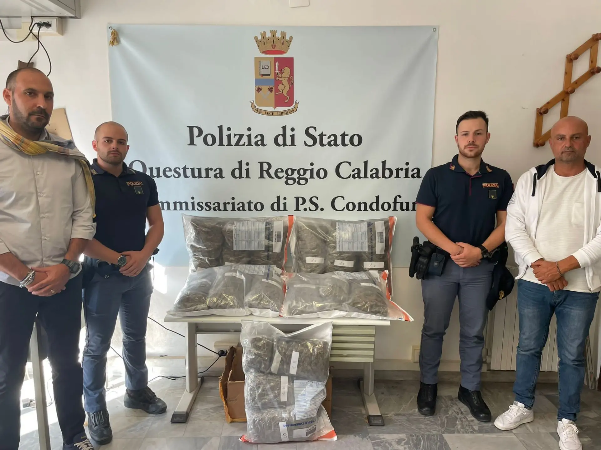 Bova Marina, sorpresi in auto con 15 chili di marijuana: due arresti