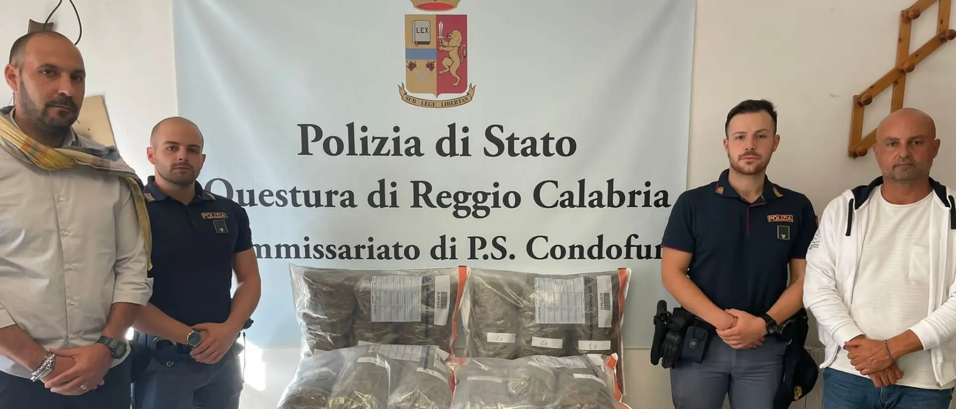 Bova Marina, sorpresi in auto con 15 chili di marijuana: due arresti
