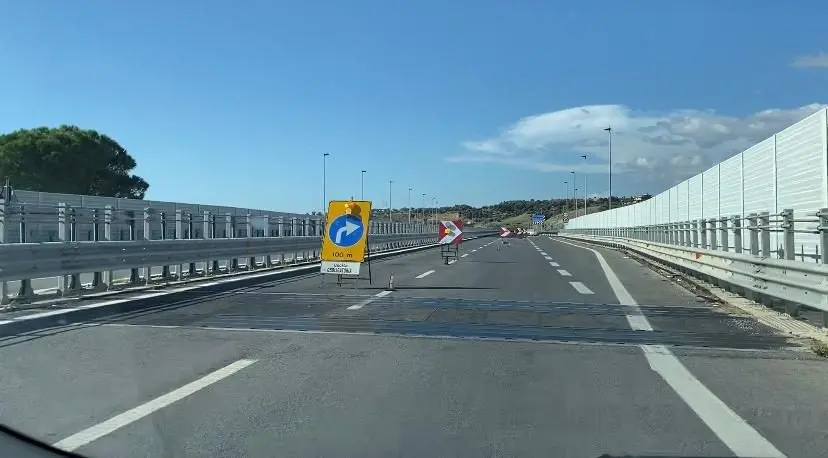 Locride, chiusi da un mese 12 chilometri della nuova 106: disagi per gli automobilisti