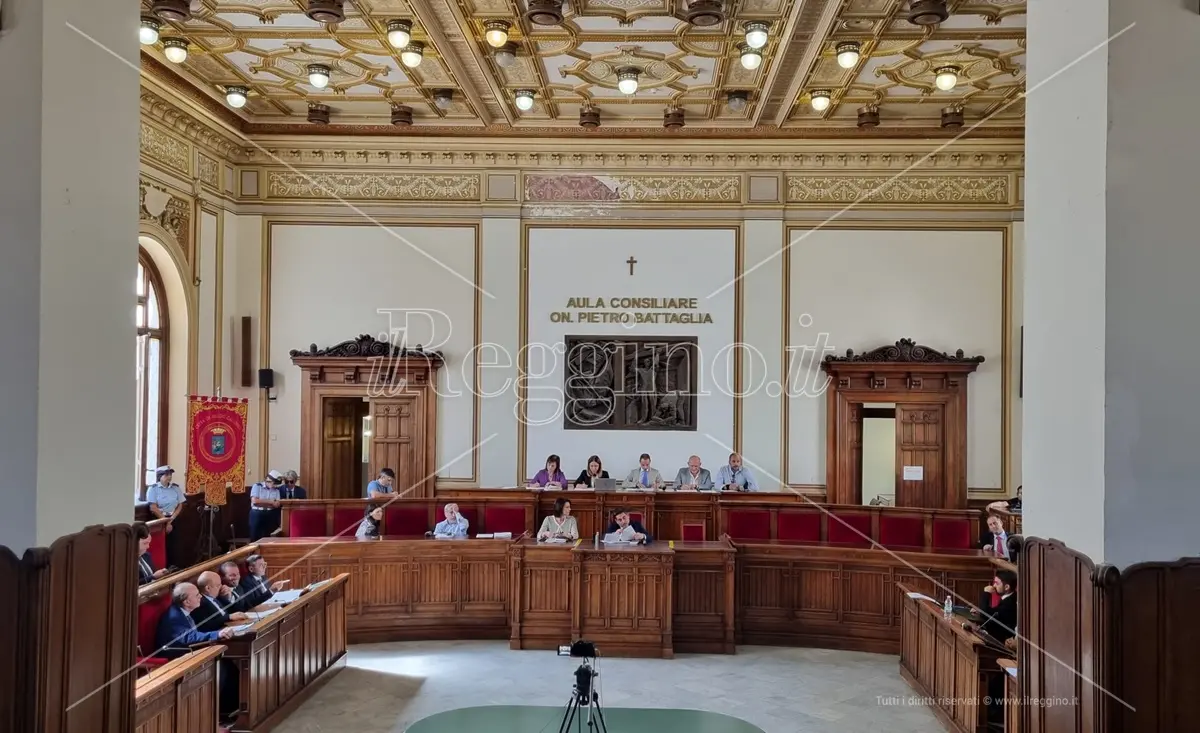 Rifiuti, Castore, Mortara, Aeroporto e Reggina: i problemi della città finiscono nell'anticamera del Consiglio