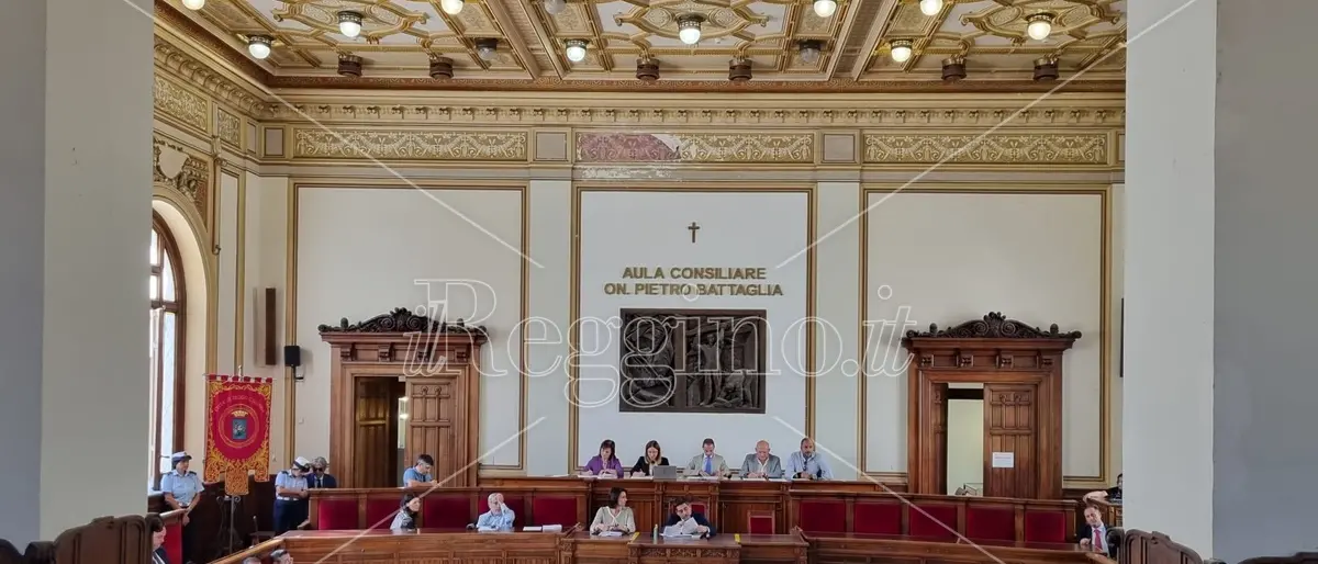 Rifiuti, Castore, Mortara, Aeroporto e Reggina: i problemi della città finiscono nell'anticamera del Consiglio