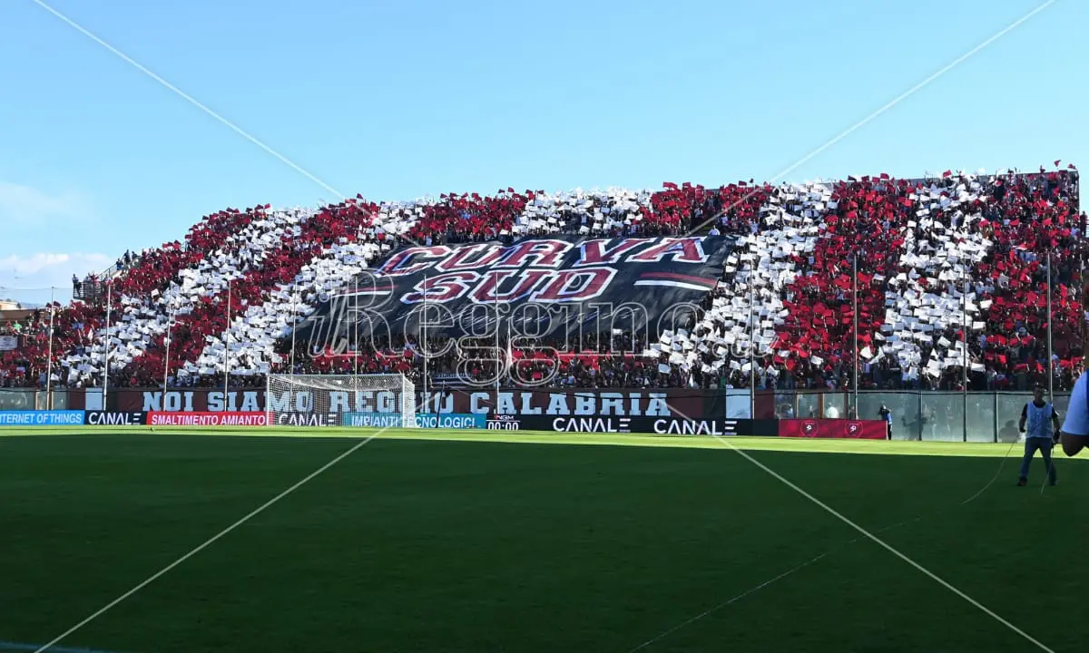 Reggina-Cosenza, la splendida coreografia della Curva Sud - FOTO