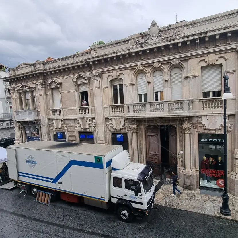 “I Versace”, il set del film a palazzo Travia sul corso Garibaldi