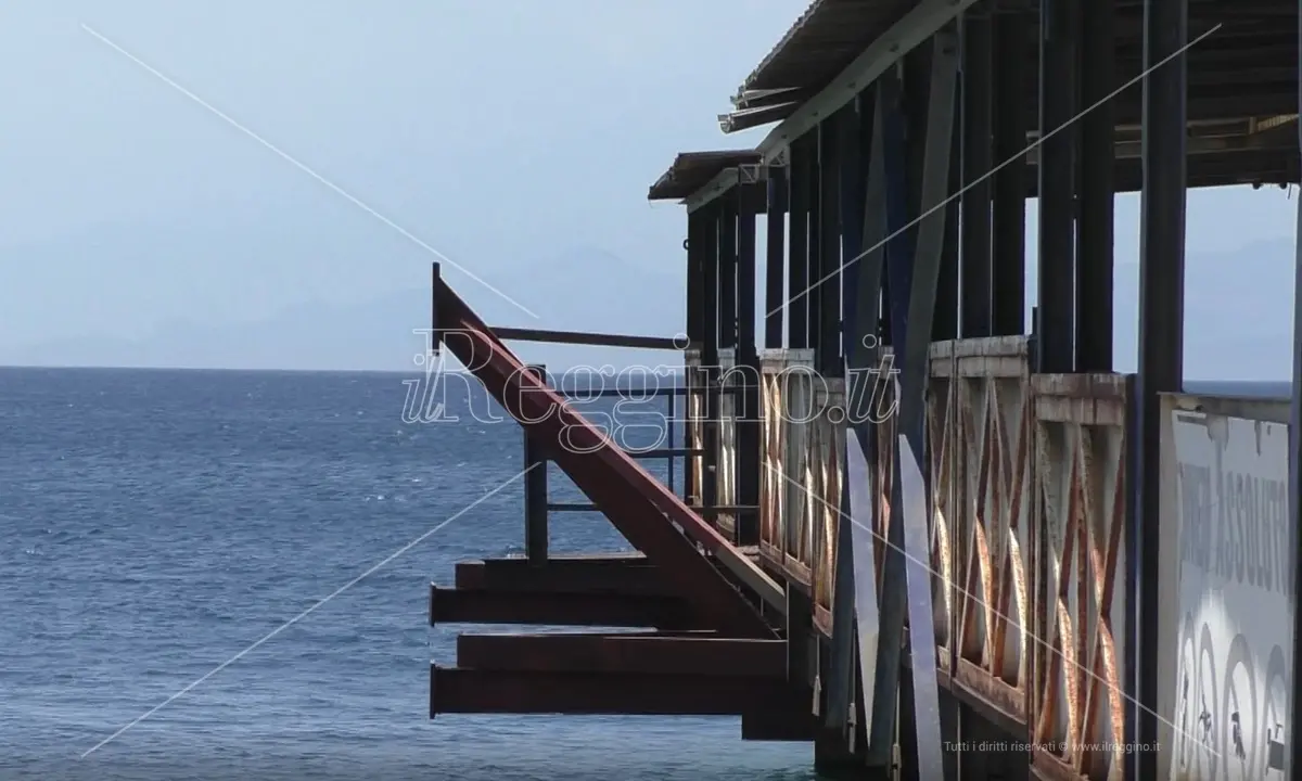 Reggio, pontile di San Gregorio: inidoneo all'approdo e abbandonato - FOTO