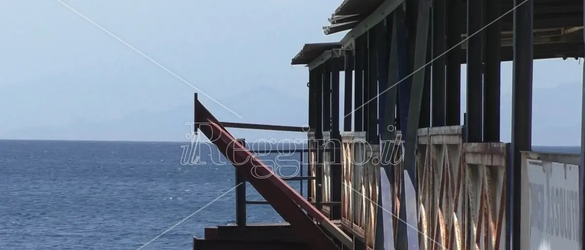 Reggio, pontile di San Gregorio: inidoneo all'approdo e abbandonato - FOTO