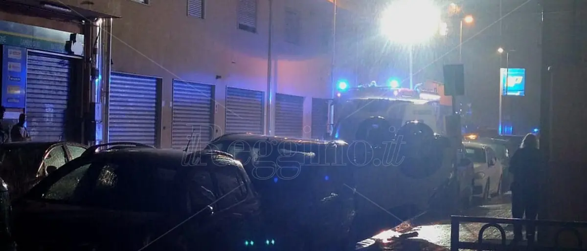 Incidente a Reggio, auto urta vetture in sosta e si capovolge