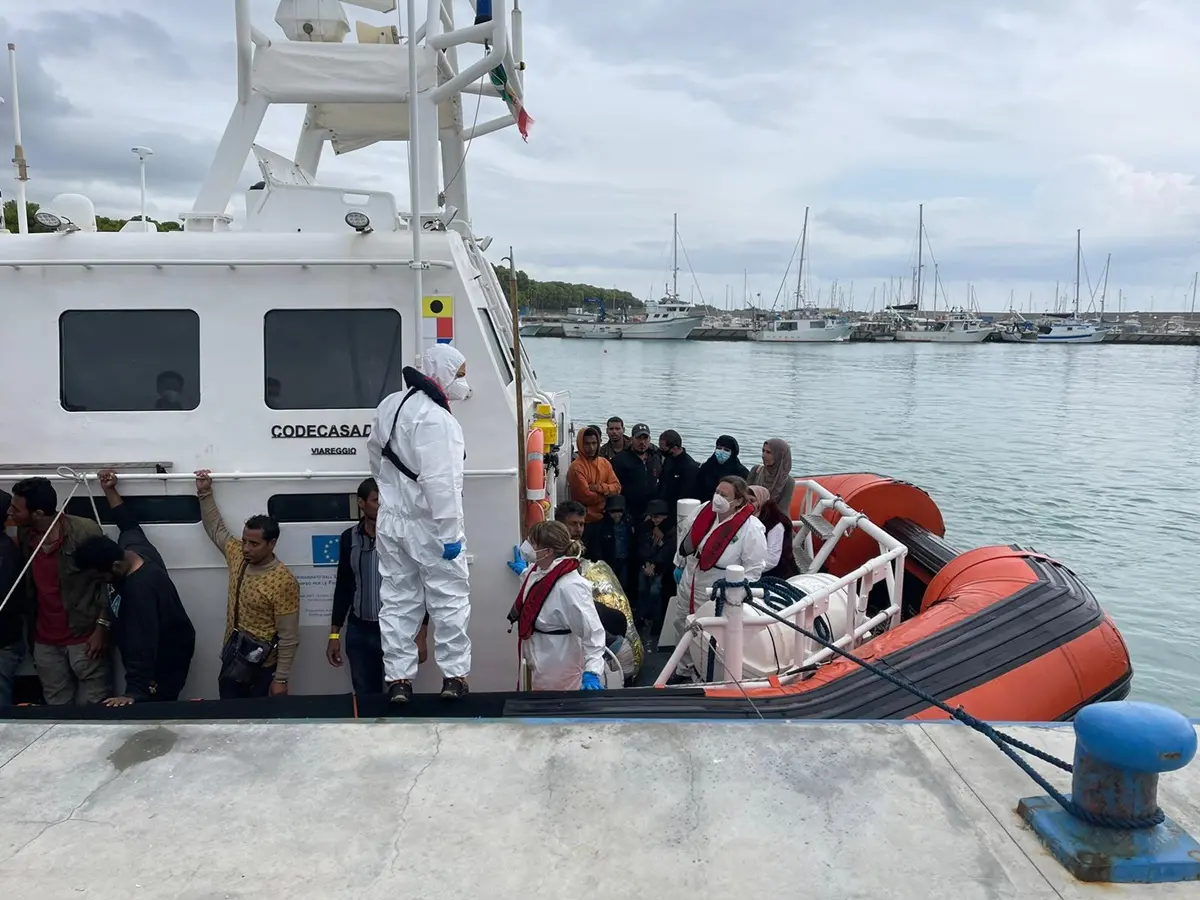 Nuovo sbarco di migranti a Roccella, 73 su un peschereccio alla deriva