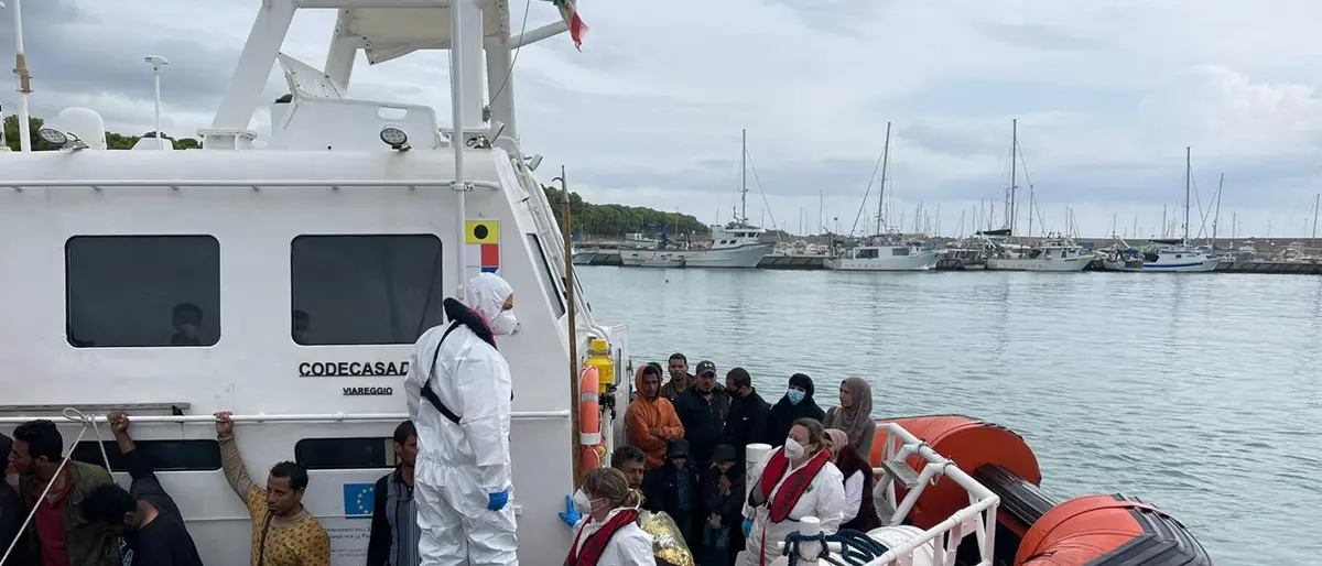 Nuovo sbarco di migranti a Roccella, 73 su un peschereccio alla deriva