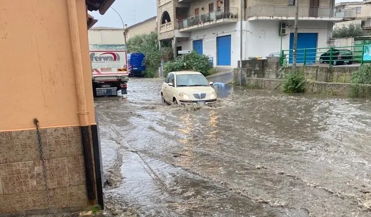 Maltempo, straripa un torrente a Messina: famiglie intrappolate nelle case e automobilisti bloccati