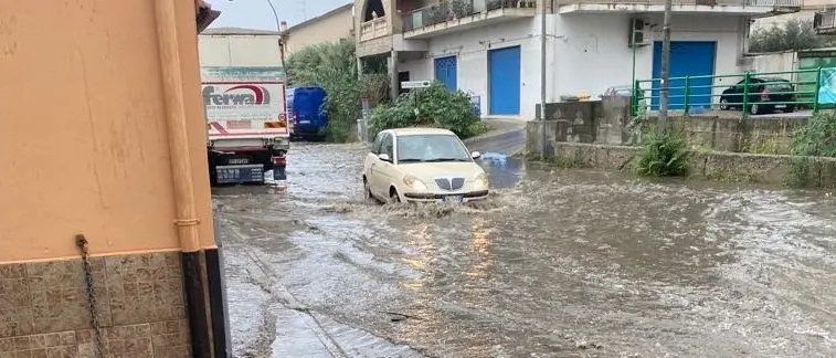 Maltempo, straripa un torrente a Messina: famiglie intrappolate nelle case e automobilisti bloccati