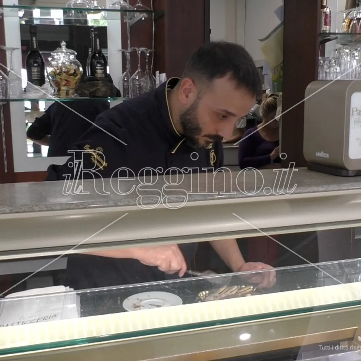 Bolletta da 15mila euro, storica pasticceria di Siderno apre solo di mattina: «Situazione drammatica»