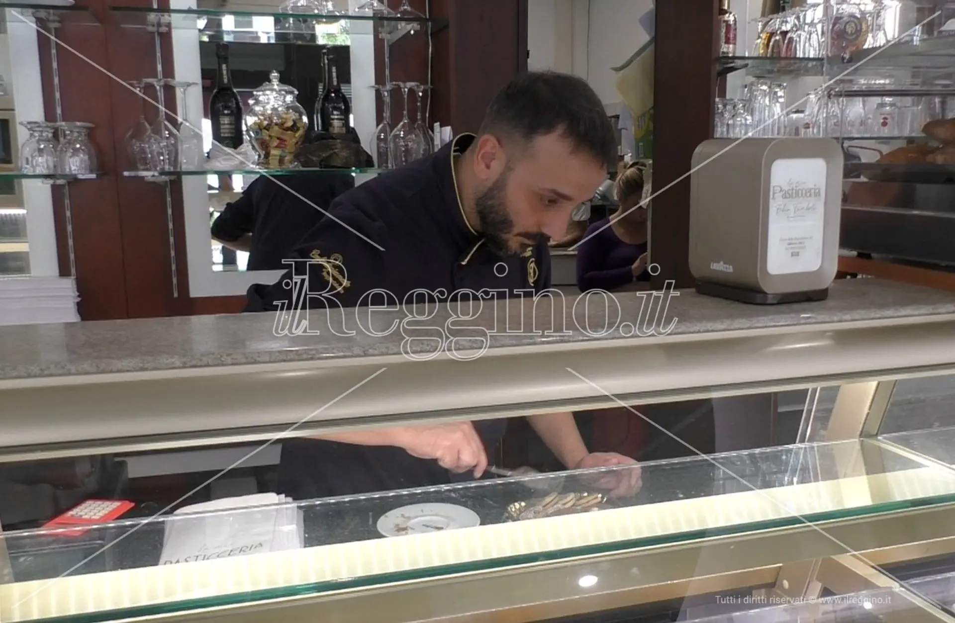 Bolletta da 15mila euro, storica pasticceria di Siderno apre solo di mattina: «Situazione drammatica»