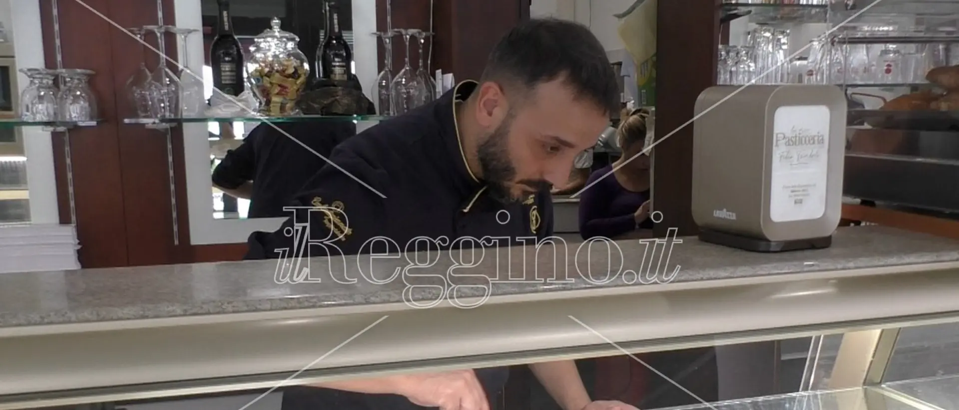 Bolletta da 15mila euro, storica pasticceria di Siderno apre solo di mattina: «Situazione drammatica»