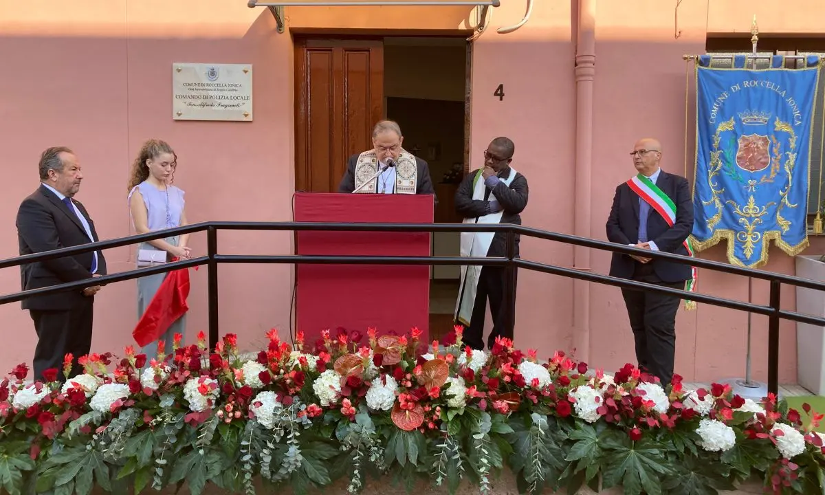 Roccella Jonica, la sede della polizia locale intitolata al comandante Fragomeli