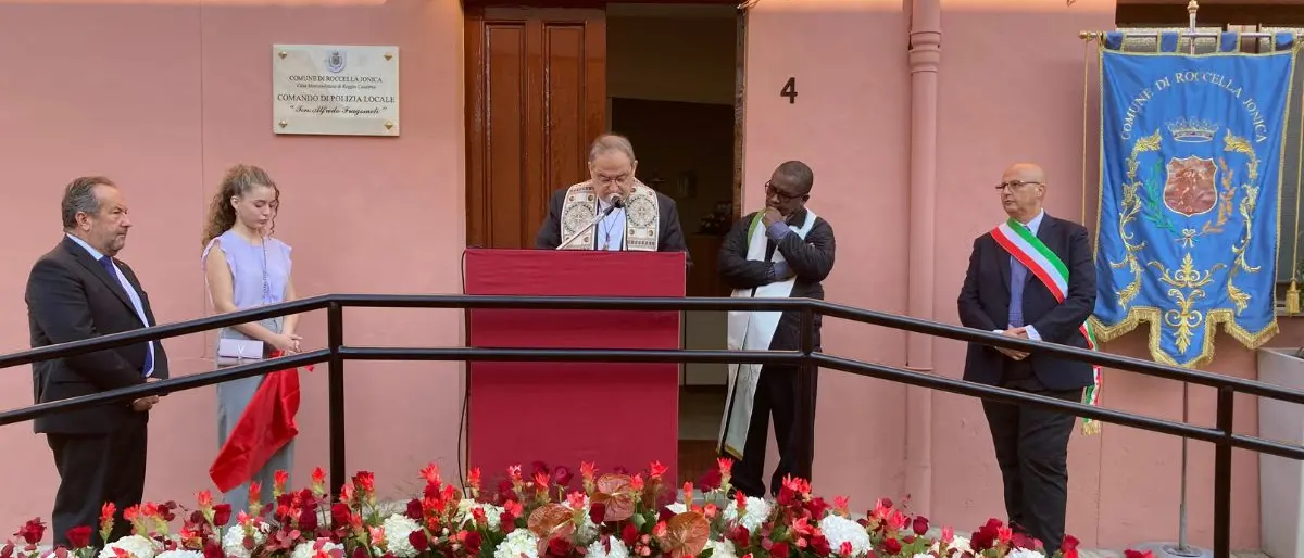 Roccella Jonica, la sede della polizia locale intitolata al comandante Fragomeli