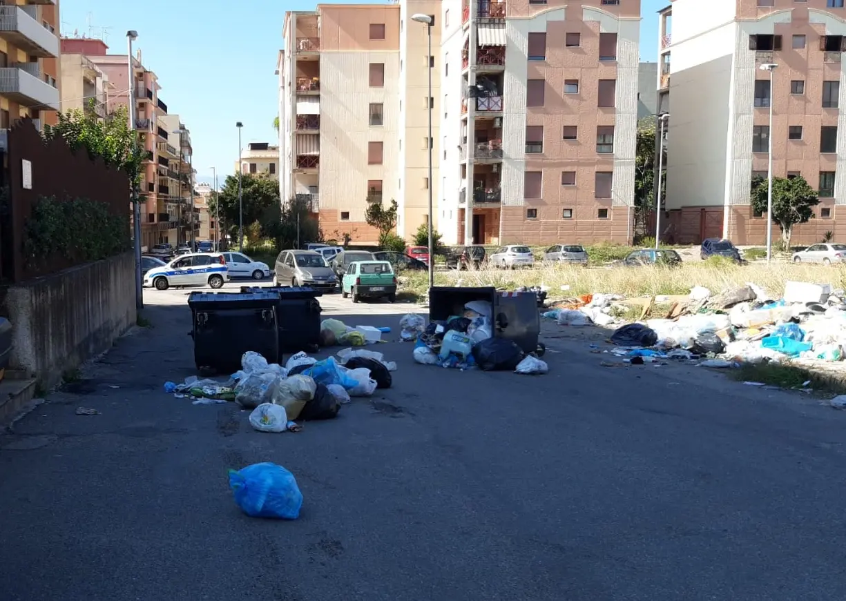 Rifiuti a Reggio, al rione Marconi tornano le barricate