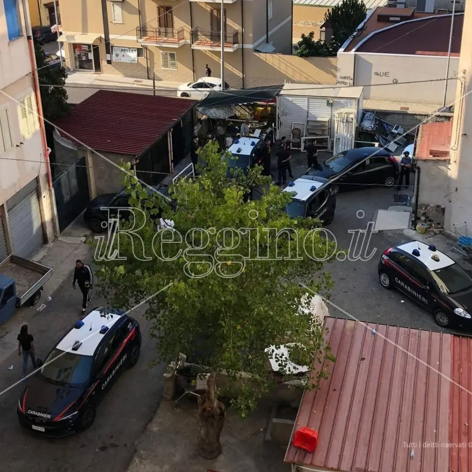 Reggio, blitz dei carabinieri nel quartiere Ciccarello: 10 denunce per furto di elettricità