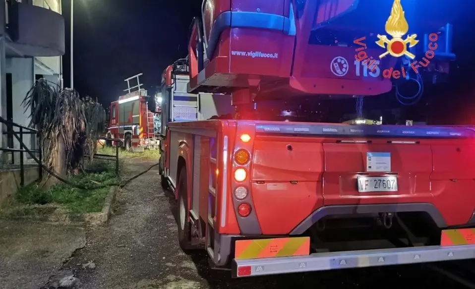 Siderno, automobile a fuoco in pieno centro: non si esclude la matrice dolosa