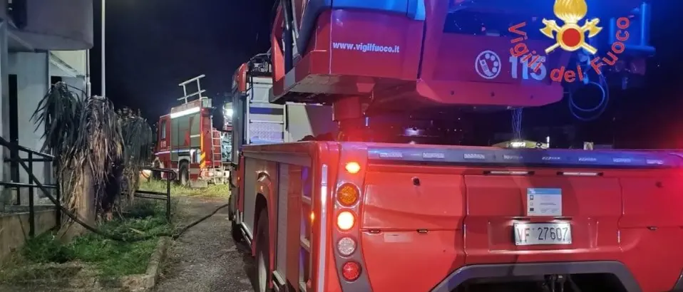 Siderno, automobile a fuoco in pieno centro: non si esclude la matrice dolosa