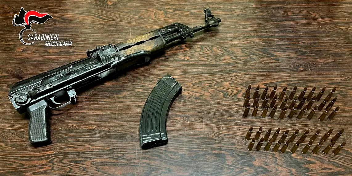 Condofuri, teneva un kalashnikov e cartucce in auto: arrestato 74enne