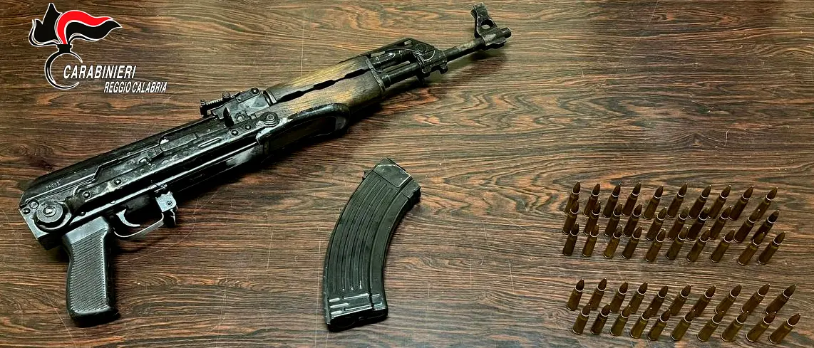 Condofuri, teneva un kalashnikov e cartucce in auto: arrestato 74enne