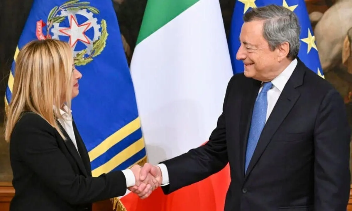 Governo, a Palazzo Chigi il passaggio di consegne tra Mario Draghi e Giorgia Meloni