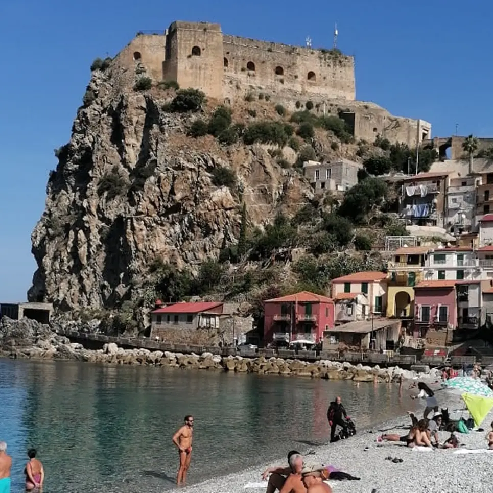 «Il Castello, la spiaggia e il pesce fresco»: Scilla conquista “The Guardian”