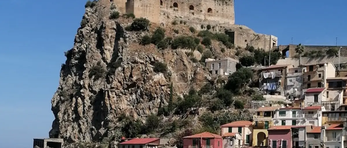 «Il Castello, la spiaggia e il pesce fresco»: Scilla conquista “The Guardian”