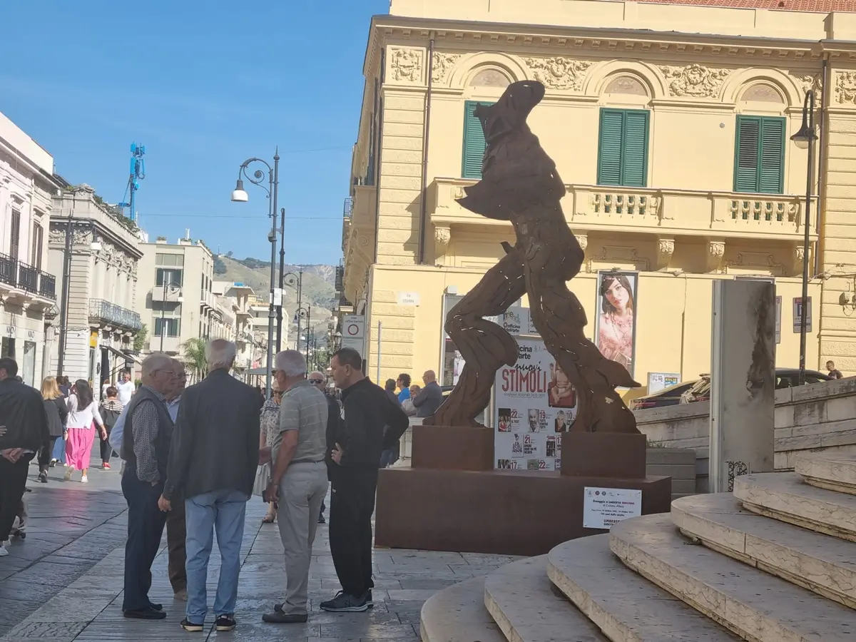 Reggio, l'omaggio di Allera a Boccioni: un'opera che non può passare inosservata