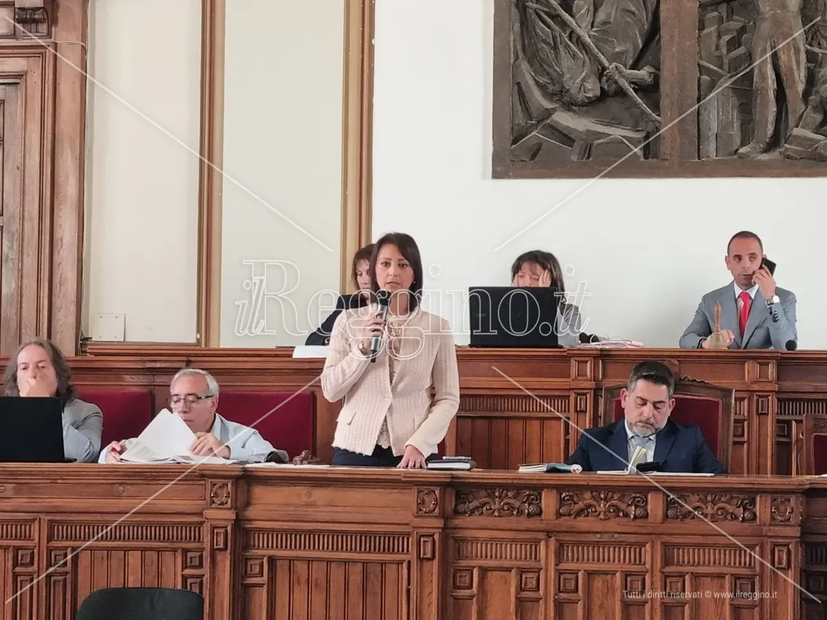 Consiglio a Reggio, il Comune rinegozia i mutui e risparmia quasi tre milioni