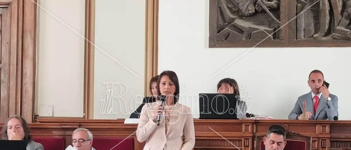 Consiglio a Reggio, il Comune rinegozia i mutui e risparmia quasi tre milioni