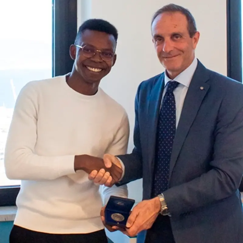 Mediterranea, il rettore Zimbalatti consegna la medaglia d'oro d'ateneo al neolaureato Winner Ozekhome - FOTO