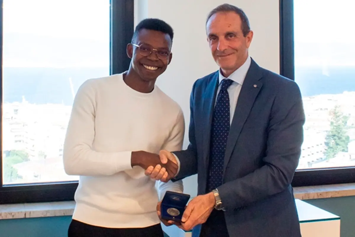 Mediterranea, il rettore Zimbalatti consegna la medaglia d'oro d'ateneo al neolaureato Winner Ozekhome - FOTO