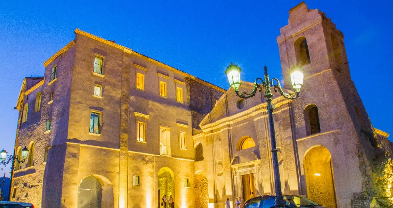 Caro bollette, \"Roccella bene comune\" punta il dito: «Castello illuminato senza motivo»