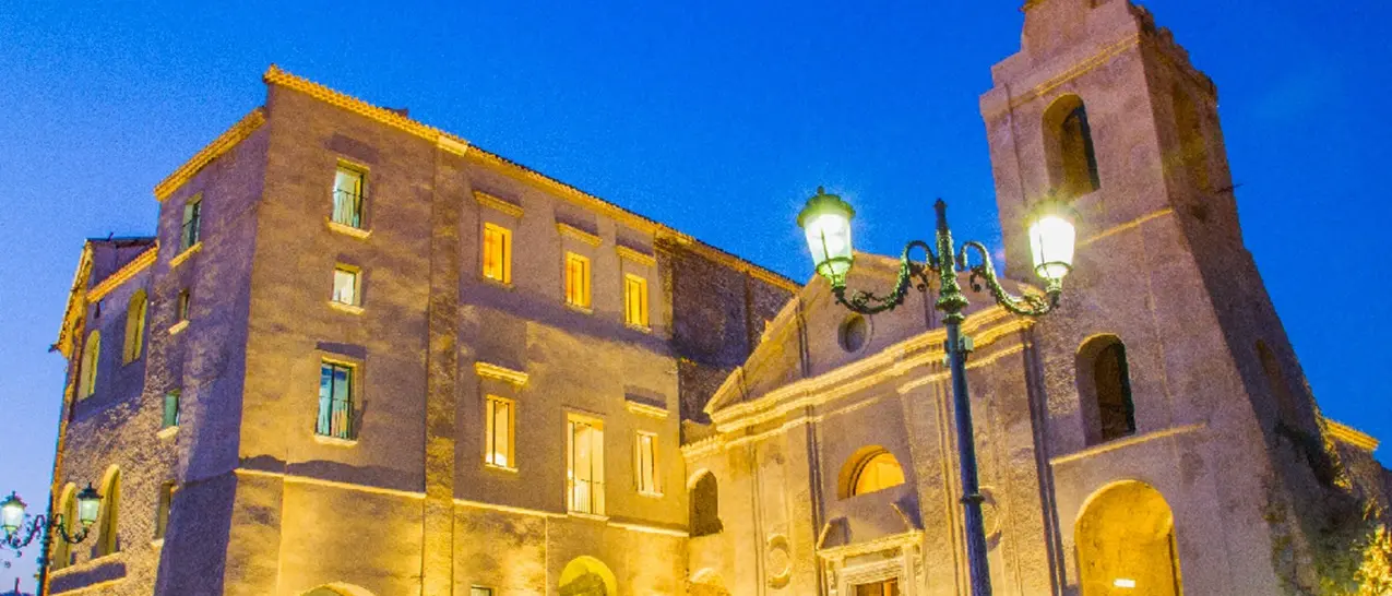 Caro bollette, \"Roccella bene comune\" punta il dito: «Castello illuminato senza motivo»