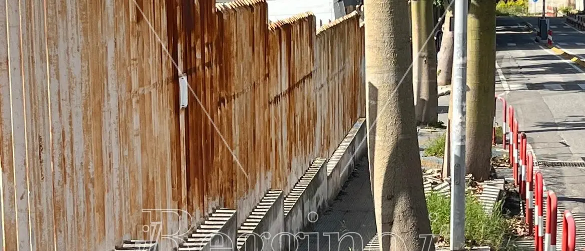 Reggio, sempre più disastrato e pericoloso il marciapiede dell’ospedale Morelli