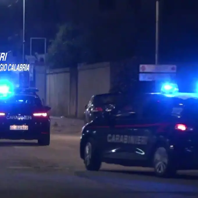 Gioia Tauro, incendia lido e minaccia di morte i familiari: arrestato 42enne